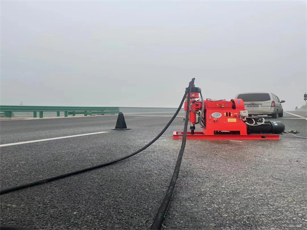 富蕴马路路基路面开裂下沉注浆加固灌浆