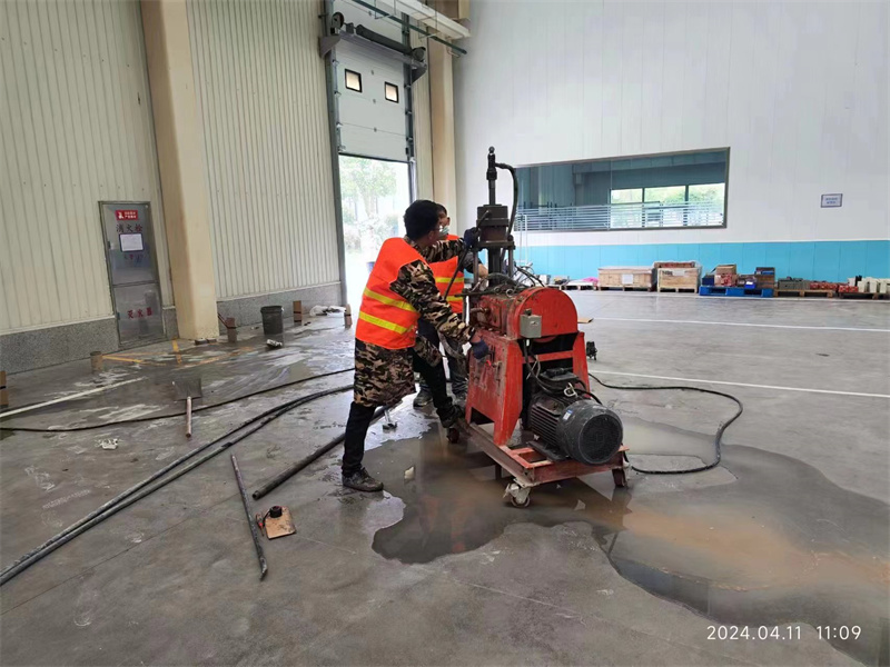 富蕴厂房地面下沉塌陷注浆加固施工